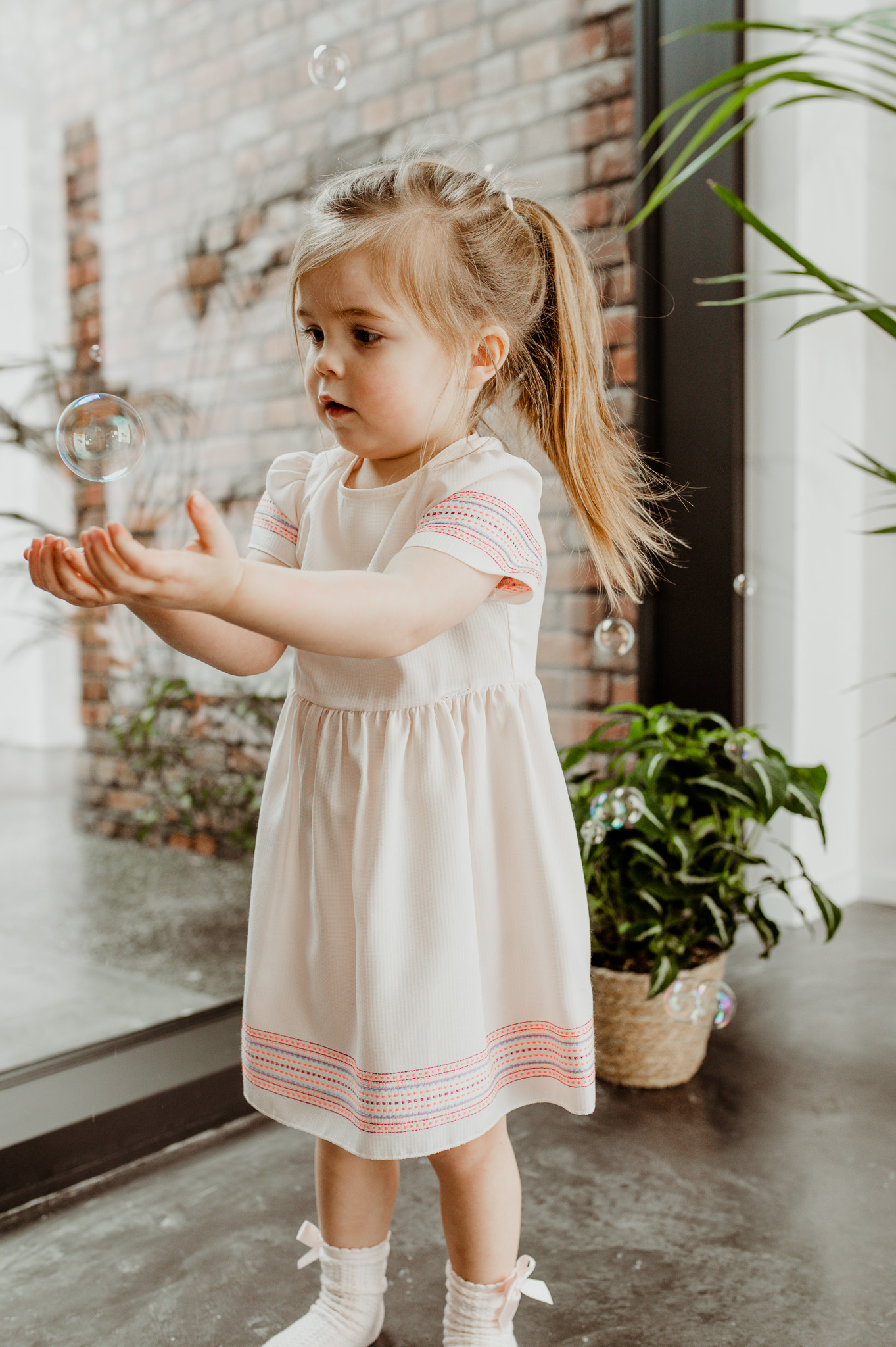 Kindermode für Mädchen und Jungen, ideal für Familienfeste.
